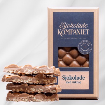 Bilde av lys sjokoladeplate med knasende riskrisp fra Sjokoladekompaniet. En harmonisk blanding av karamell- og melkesjokolade gir en fyldig og balansert sødme, mens sprø riskrisp tilfører en deilig tekstur. Perfekt som en søt snack eller til kaffepausen.