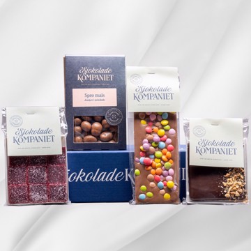 En eksklusiv gavepakke fra Sjokoladekompaniet, fylt med smakfulle godbiter: marsipanrute, bringebærgelé, sjokoladeplaten "Barnas Favoritt" og sprø drasjerte mais. Perfekt gave til enhver sjokoladeelsker!