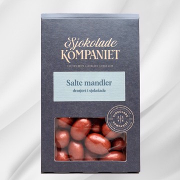 Bilde av Drasjerte Mandler fra Sjokoladekompaniet – sprø, saltede mandler overtrukket med et tykt lag sjokolade og glans. En balansert kombinasjon av søtt, salt og sprø tekstur, perfekt som luksuriøs snack eller gave.