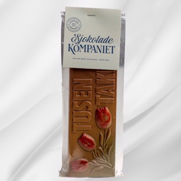 Bilde av en sjokoladeplate i melkesjokolade og karamellsjokolade med teksten Tusen takk! preget på toppen. Ligger på lys bakgrunn og formidler takknemlighet på en søt og oppriktig måte.