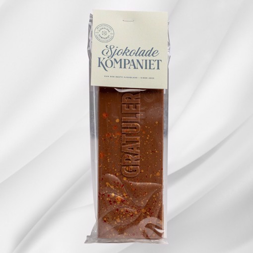 Bilde av en sjokoladeplate laget av melkesjokolade og karamellsjokolade, med teksten Gratulerer! preget på toppen. Platen ligger på lys bakgrunn og passer perfekt som gave til feiringer.