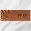 Bilde av en sjokoladeplate laget av melkesjokolade og karamellsjokolade, med teksten Gratulerer! preget på toppen. Platen ligger på lys bakgrunn og passer perfekt som gave til feiringer.