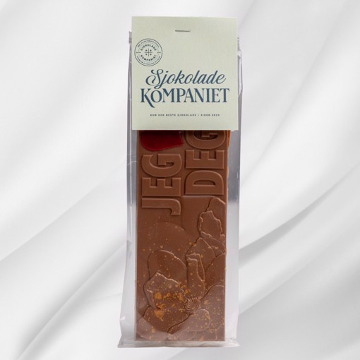 Bilde av en sjokoladeplate laget av melkesjokolade og karamellsjokolade, preget med teksten Jeg elsker deg! Platen ligger på en lys bakgrunn og formidler kjærlighet med en søt og personlig vri.