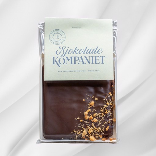 Bilde av en lekker vegansk marsipanrute trukket med 61 % mørk sjokolade og toppet med hakkede mandler. En smakfull kombinasjon av søt marsipan, fyldig sjokolade og sprø mandler, perfekt for sjokoladeelskere.