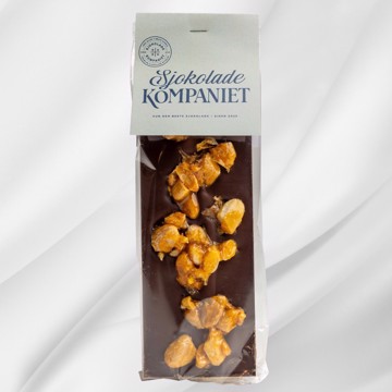 Sjokoladeplate Karamellisert Mandel i 61 % mørk sjokolade med karamelliserte mandler på hvit bakgrunn