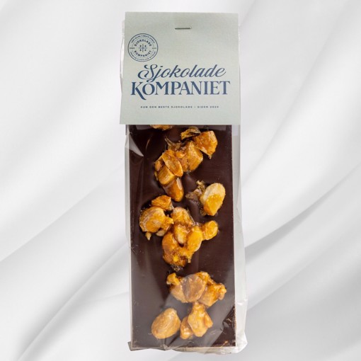 Sjokoladeplate Karamellisert Mandel i 61 % mørk sjokolade med karamelliserte mandler på hvit bakgrunn