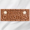 Sjokoladeplate med teksten Merry Christmas! i melk- og karamellsjokolade på hvit bakgrunn