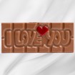 Bilde av I Love You! sjokoladeplate fra Sjokoladekompaniet, laget med fyldig melkesjokolade og søt karamellsjokolade. Sjokoladen har en kjærlighetshilsen preget på overflaten og er perfekt som en romantisk gave eller en søt oppmerksomhet til noen du setter pris på.