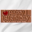Bilde av Happy Birthday! sjokoladeplate fra Sjokoladekompaniet, laget med fyldig melkesjokolade og søt karamellsjokolade. Sjokoladen har en bursdagshilsen preget på overflaten og er en perfekt gave eller overraskelse til bursdagsbarnet.