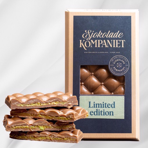 Bilde av Dubai Sjokolade fra Sjokoladekompaniet – lys sjokoladeplate med pistasj, hasselnøtt og sprø kunafa på hvit bakgrunn